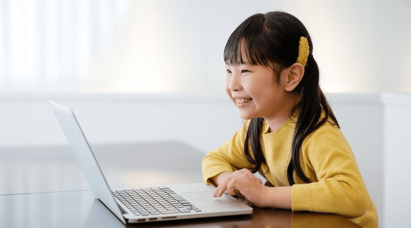 プログラミングをする女の子